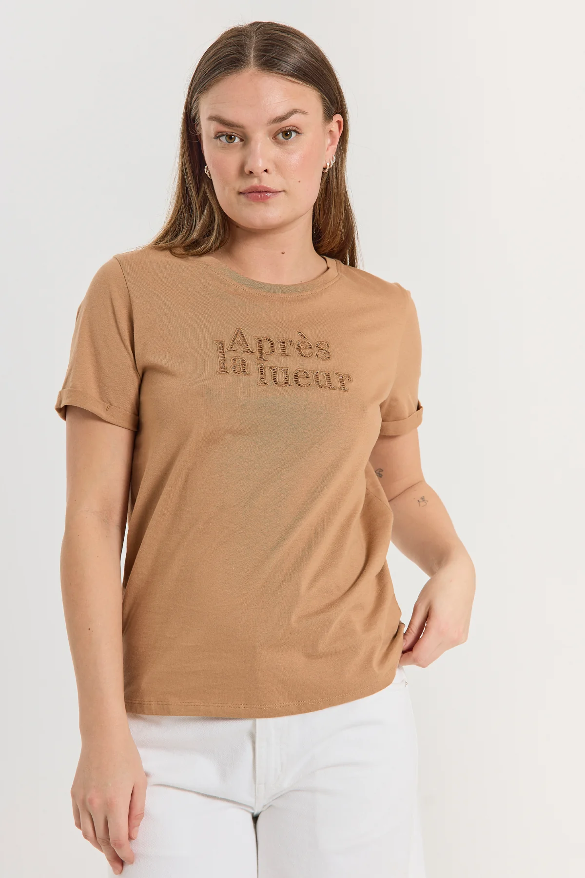 FQHEZEL - T-SHIRT MIT BESTICKTEM DETAIL - BRAUN
