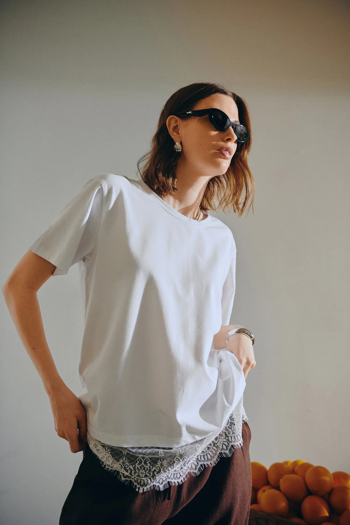 FQSURE – T-SHIRT MIT SPITZENBESÄTZ - WEISS