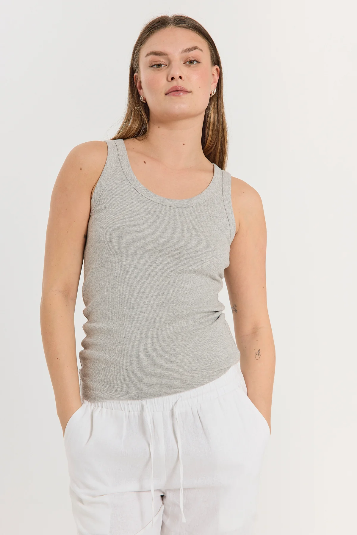 FQHI – RIPPENGESTRICKTES TOP - GRAU