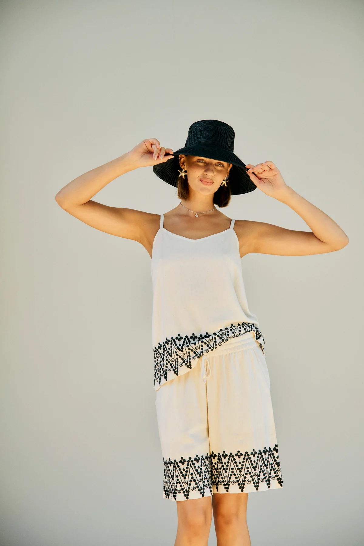 FQLINUS – TOP MIT STICKEREIDETAILS - BEIGE