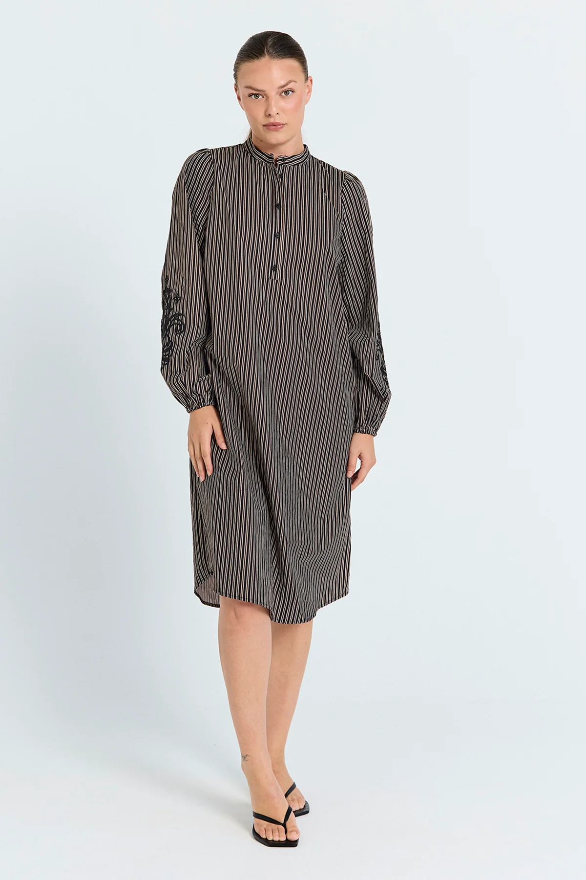 FQJOLIE – GESTREIFTES KLEID - SCHWARZ UND BRAUN