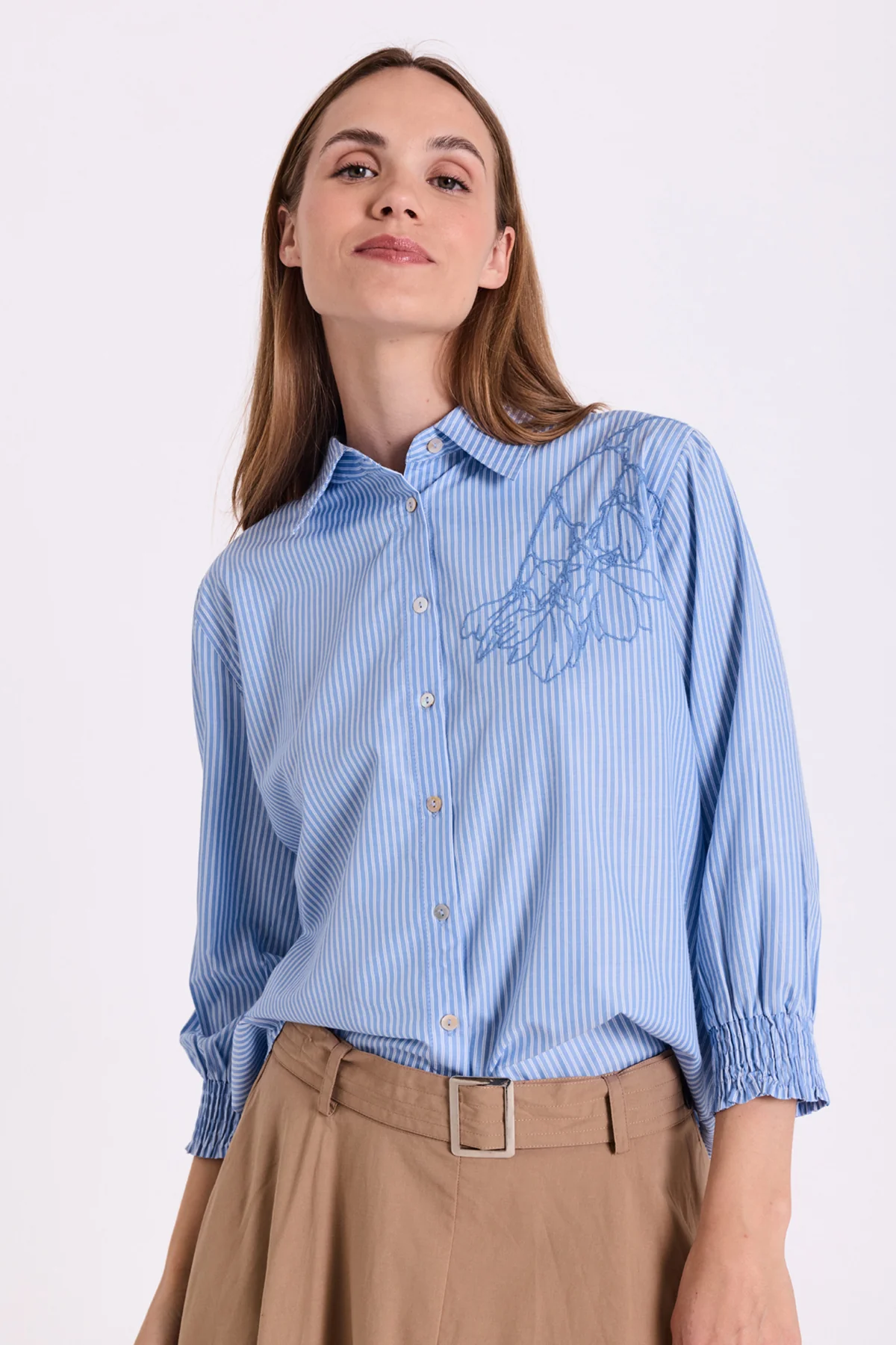 FQEVALINA – HEMD MIT STICKEREI - WEISS UND BLAU