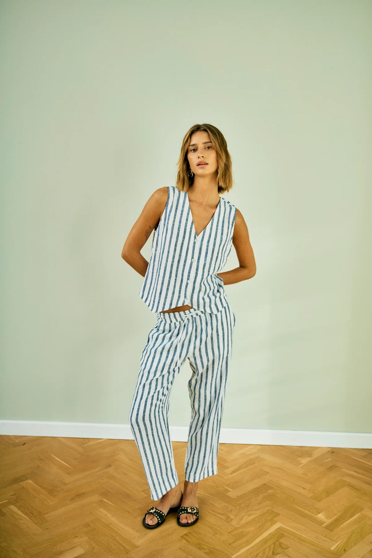 FQLAVISCO - GESTREIFTE KNÖCHELLANGE HOSE - WEISS UND BLAU