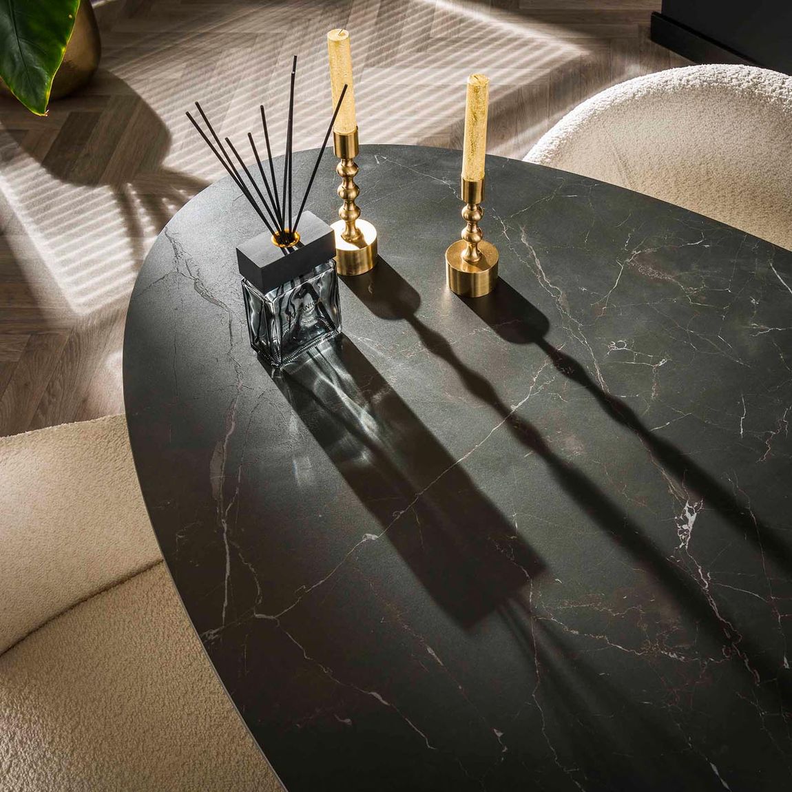 Esszimmergruppe 5-teilig Keramik Esstisch 4er-Set Armlehnenstühle Boucle Weiß / Schwarz