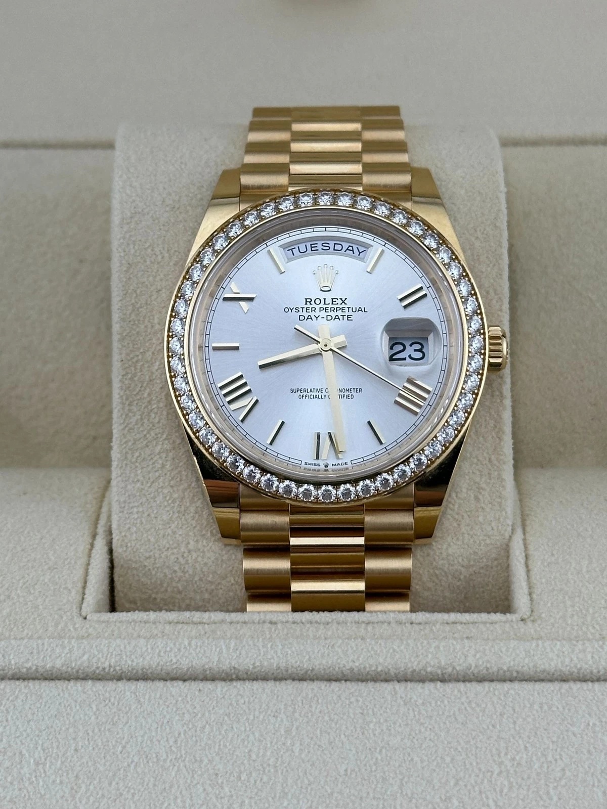 【Super Clone】ROLEX Day-Date 40mm Silver Roman Dial and Diamond Bezel Yellow Gold President Bracelet 228348RBR-0007