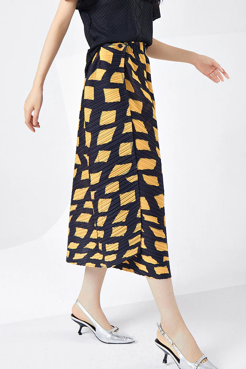 Designer Inspired Pleated Asymmetrical Midi Skirt in Geometric Print - HBQMJX
