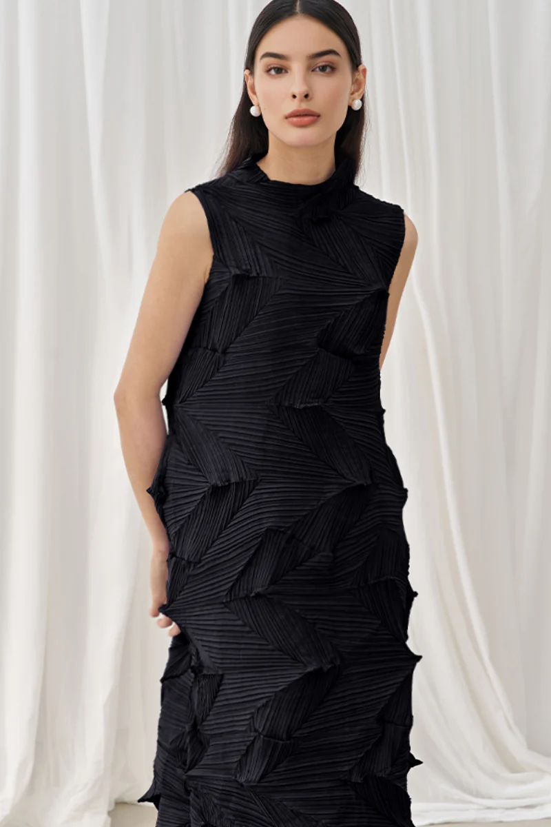 Designer Inspired Pleated Sleeveless Midi Dress in Black - HBQMJX