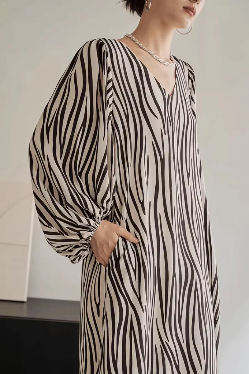 100 Mulberry Silk V-Neck Balloon-Sleeve Zebra-Print Midi Dress - HBQMJX