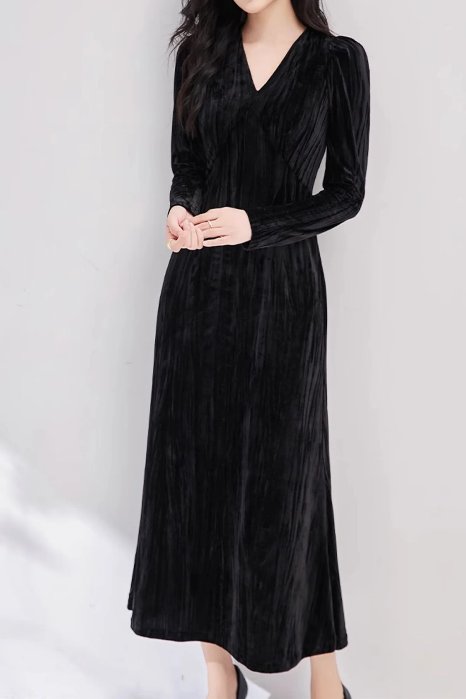 Black Velvet Textured Long Sleeve V-Neck Midi Dress - HBQMJX