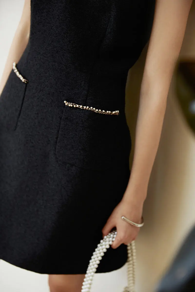 Black Scoop-Neck Sleeveless Mini Dress - HBQMJX