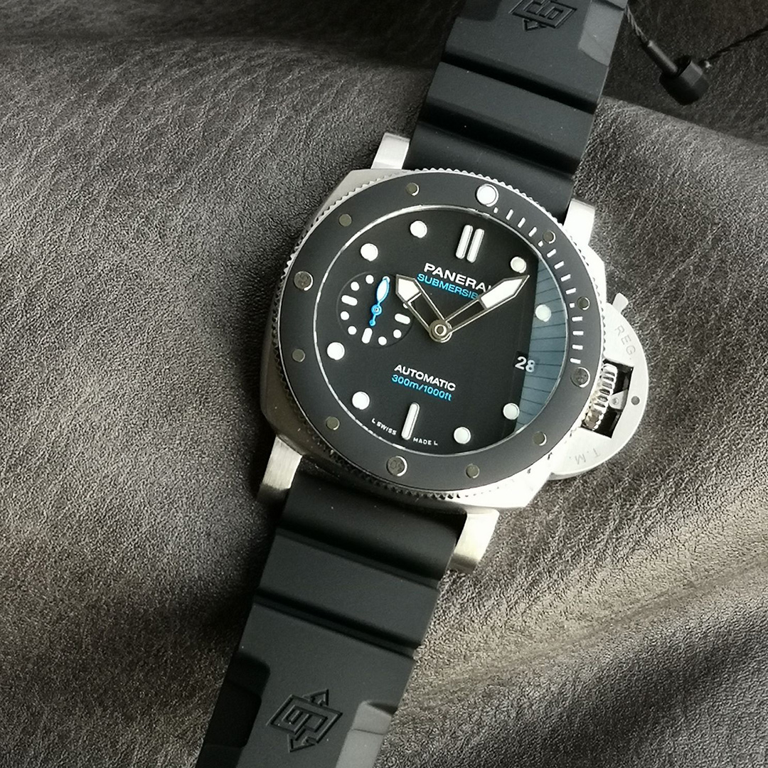 PANERAI-SUBMERSIBLE-PAM00683-42MM