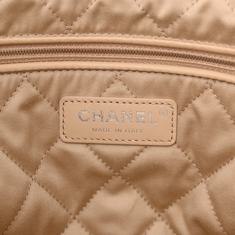 Grade Chanel 22 Small White Quilted Handbag