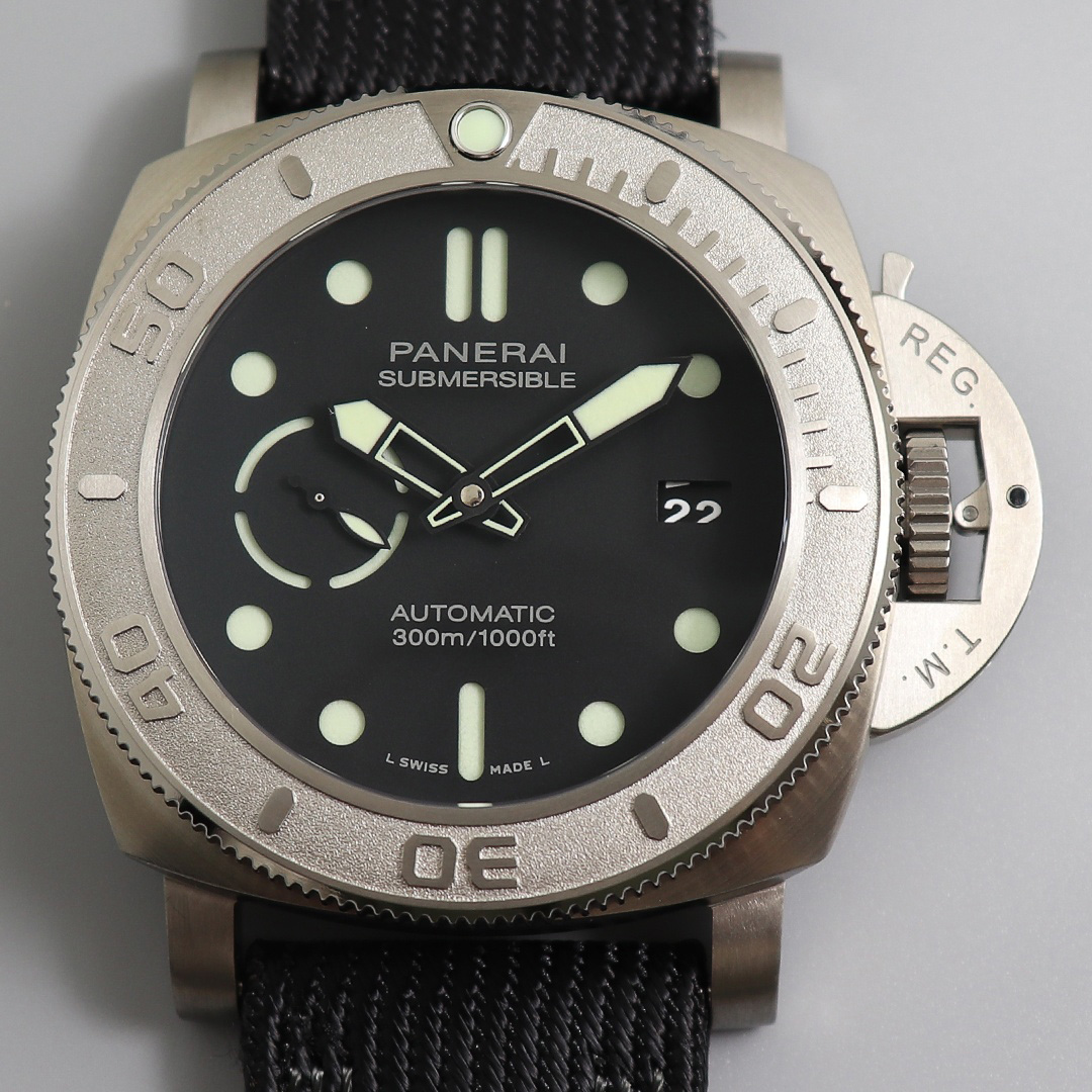 PANERAI-SUBMERSIBLE-PAM00984-47MM-Titanium