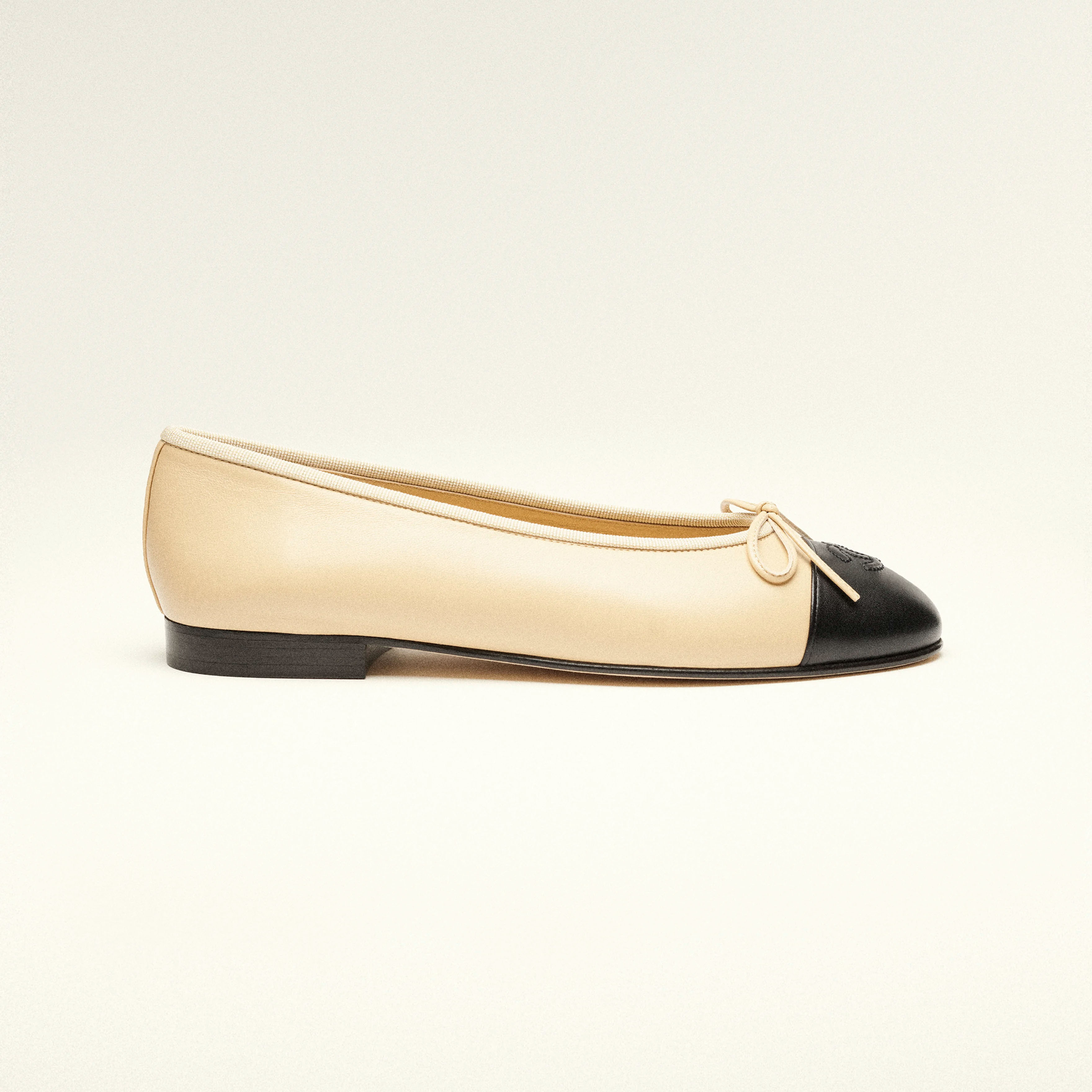 Chanel Flat shoes in beige and black Ballet  Shoes